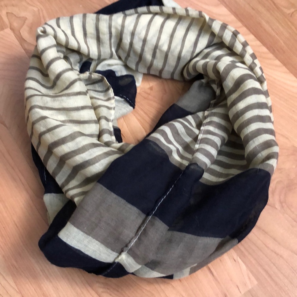 Lightweight spring scarf - Picture 2 of 4